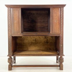 Ąžuolinė drožinėta trijų durų komoda – baras 65x144x159,5 cm