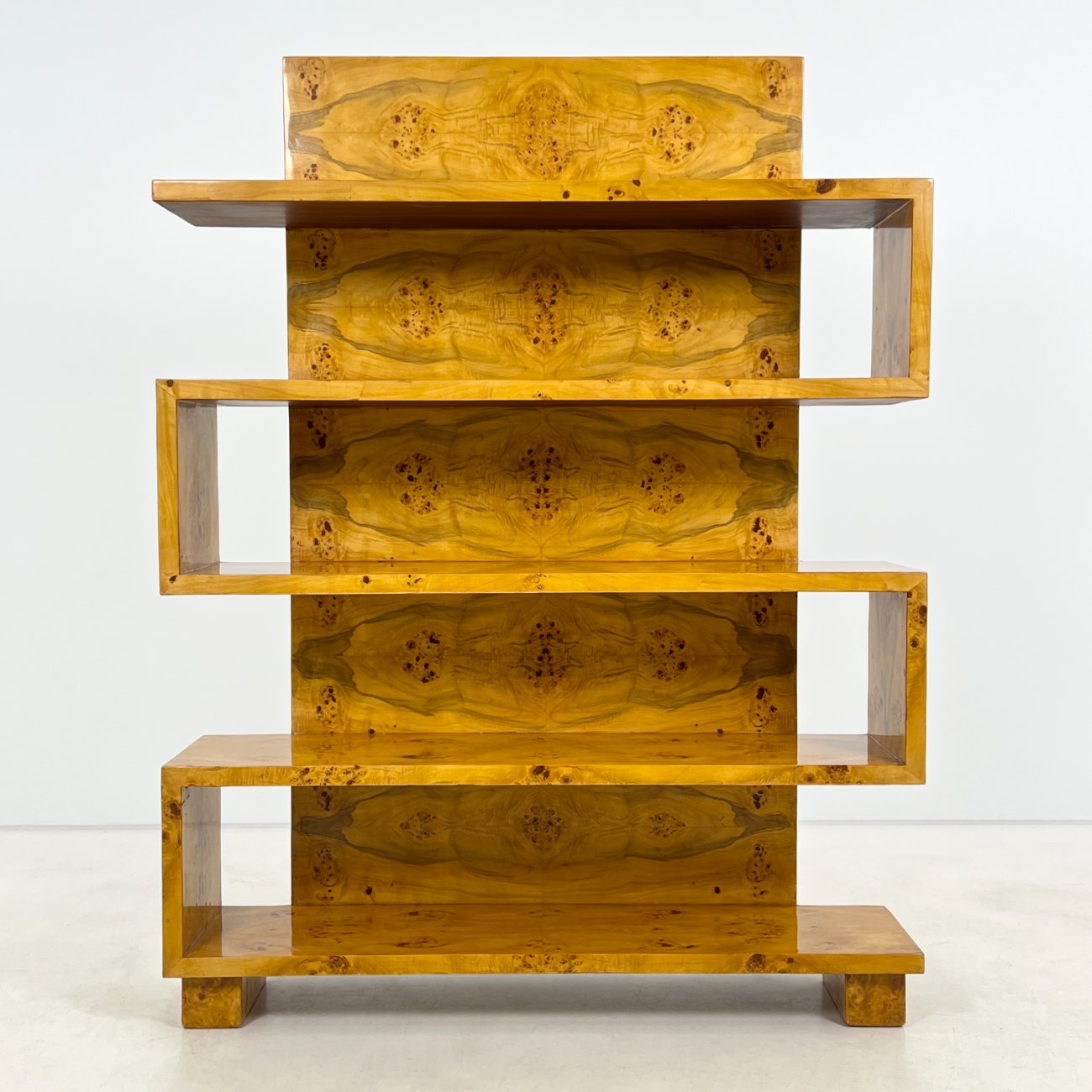 HF0422-lentynos-0 Art Deco stiliaus pastatoma riešutmedžio lukšto lentyna 33,5×121,5×161,5 cm