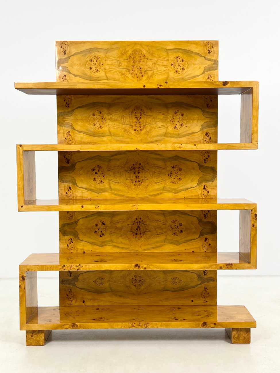 HF0422-lentynos-1 Art Deco stiliaus pastatoma riešutmedžio lukšto lentyna 33,5×121,5×161,5 cm