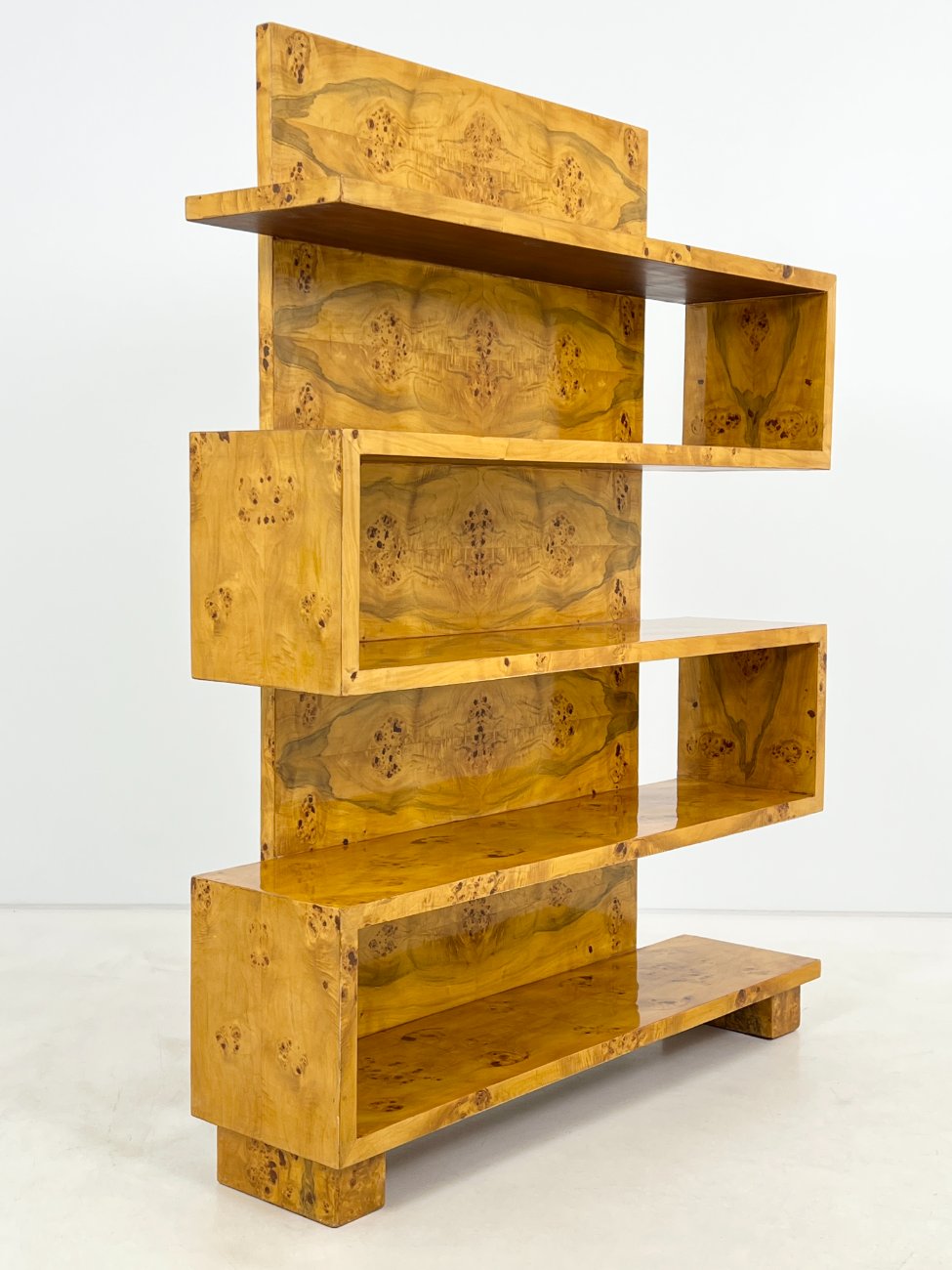 HF0422-lentynos-3 Art Deco stiliaus pastatoma riešutmedžio lukšto lentyna 33,5×121,5×161,5 cm