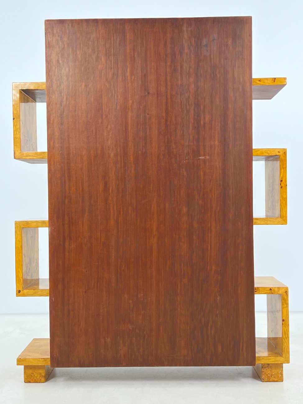 HF0422-lentynos-7 Art Deco stiliaus pastatoma riešutmedžio lukšto lentyna 33,5×121,5×161,5 cm