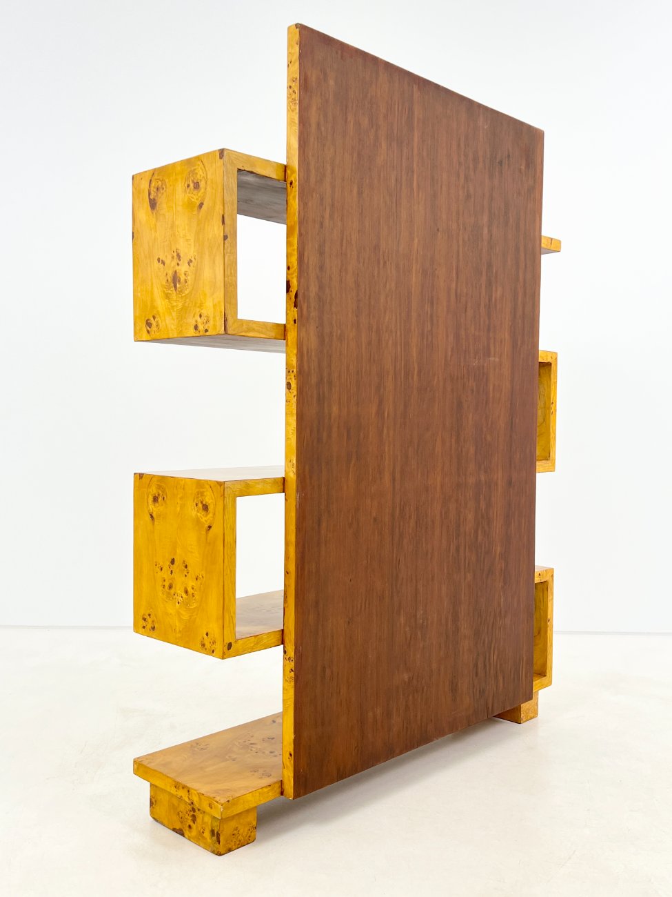 HF0422-lentynos-8 Art Deco stiliaus pastatoma riešutmedžio lukšto lentyna 33,5×121,5×161,5 cm