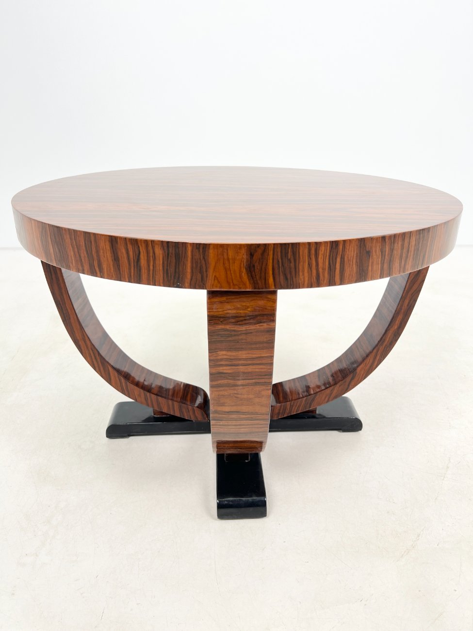 HF0423-stalai-6 Art Deco stiliaus apvalus riešutmedžio lukšto staliukas 80x80x54,5 cm