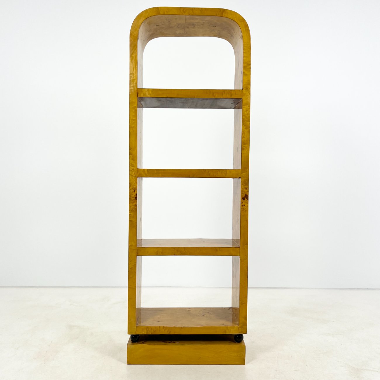 HF0424-lentynos-0 Art Deco stiliaus pastatoma riešutmedžio lukšto lentyna 30×60,5×178,5 cm