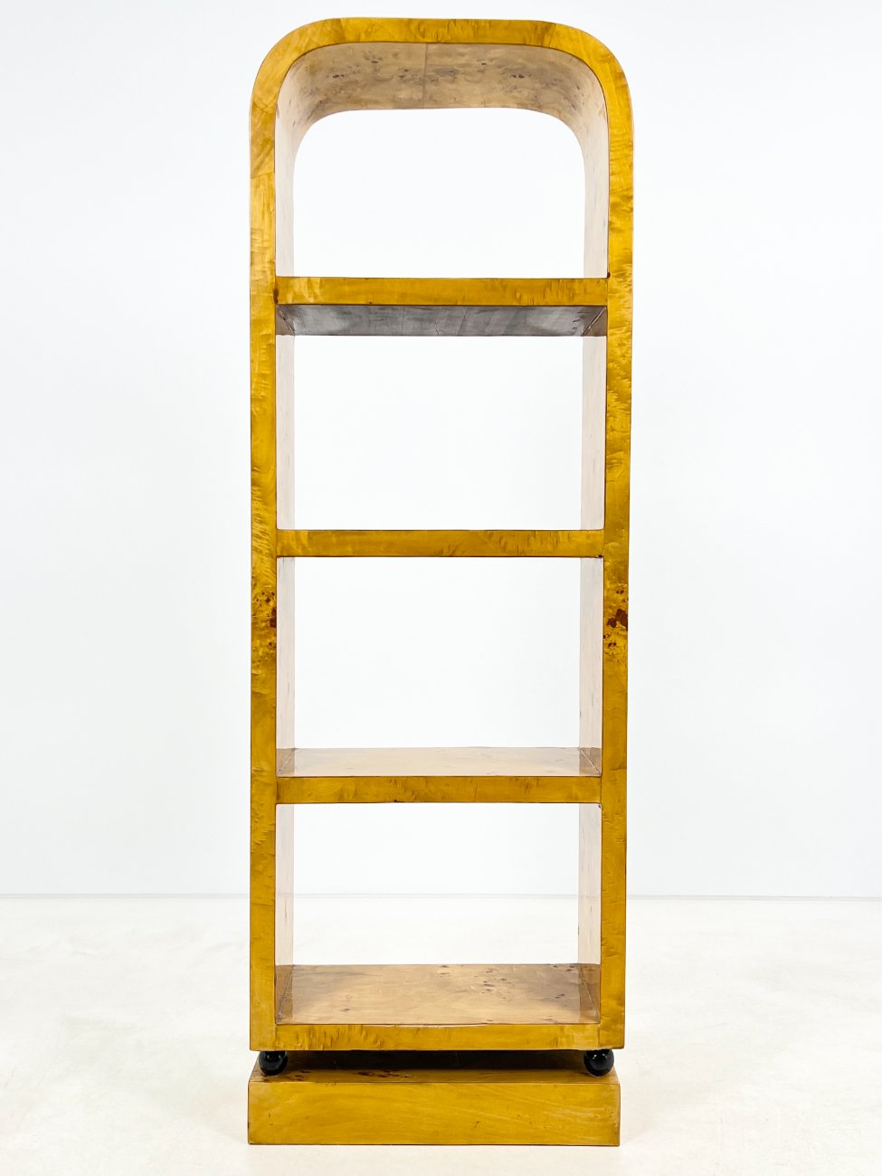 HF0424-lentynos-1 Art Deco stiliaus pastatoma riešutmedžio lukšto lentyna 30×60,5×178,5 cm