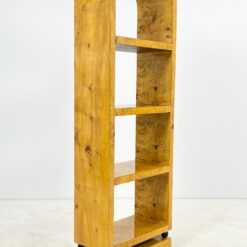 Art Deco stiliaus pastatoma riešutmedžio lukšto lentyna 30×60,5×178,5 cm