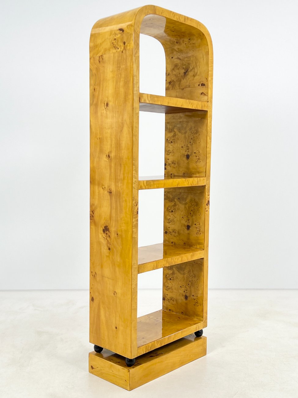 HF0424-lentynos-3 Art Deco stiliaus pastatoma riešutmedžio lukšto lentyna 30×60,5×178,5 cm