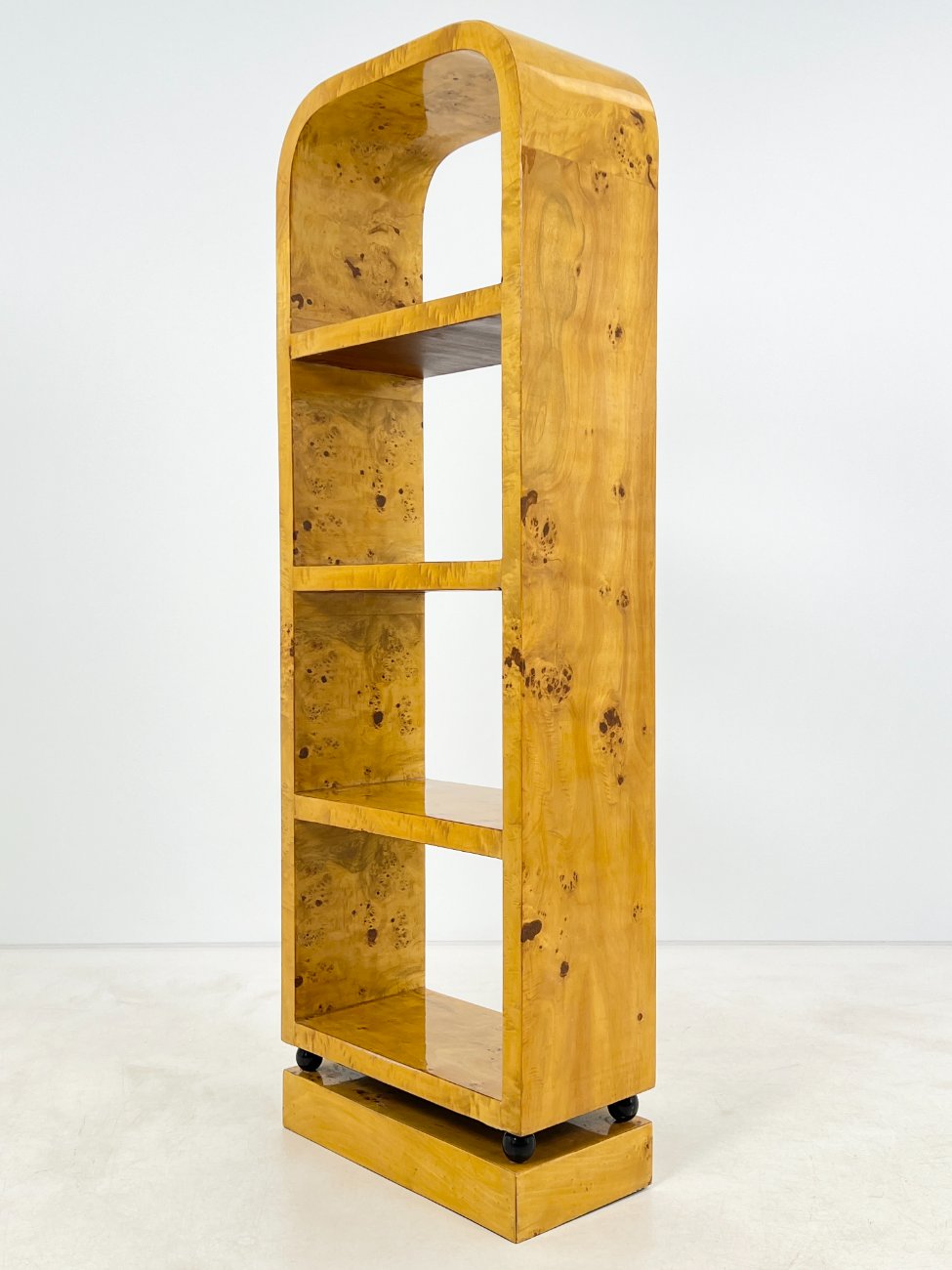 HF0424-lentynos-4 Art Deco stiliaus pastatoma riešutmedžio lukšto lentyna 30×60,5×178,5 cm