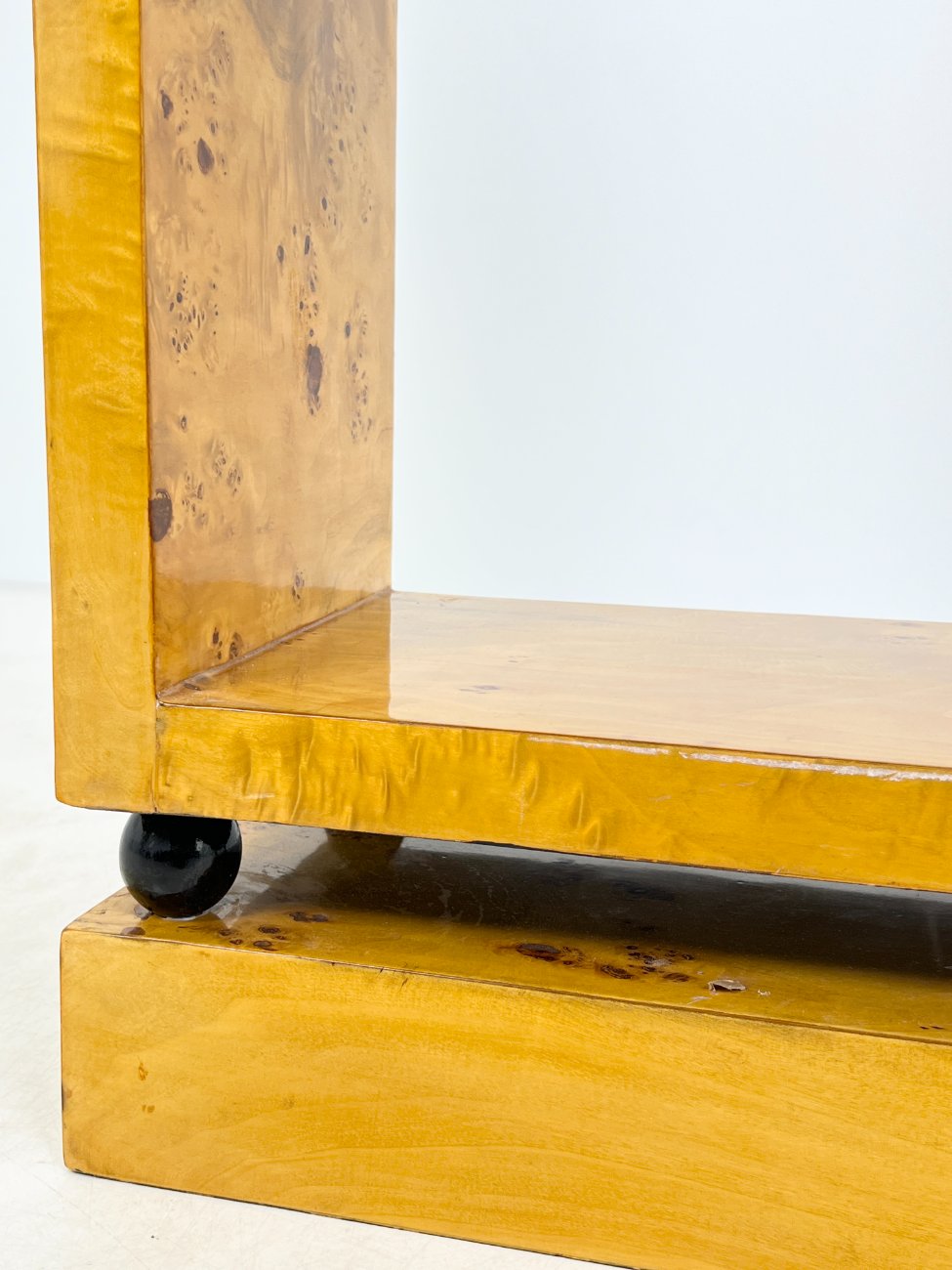 HF0424-lentynos-6 Art Deco stiliaus pastatoma riešutmedžio lukšto lentyna 30×60,5×178,5 cm