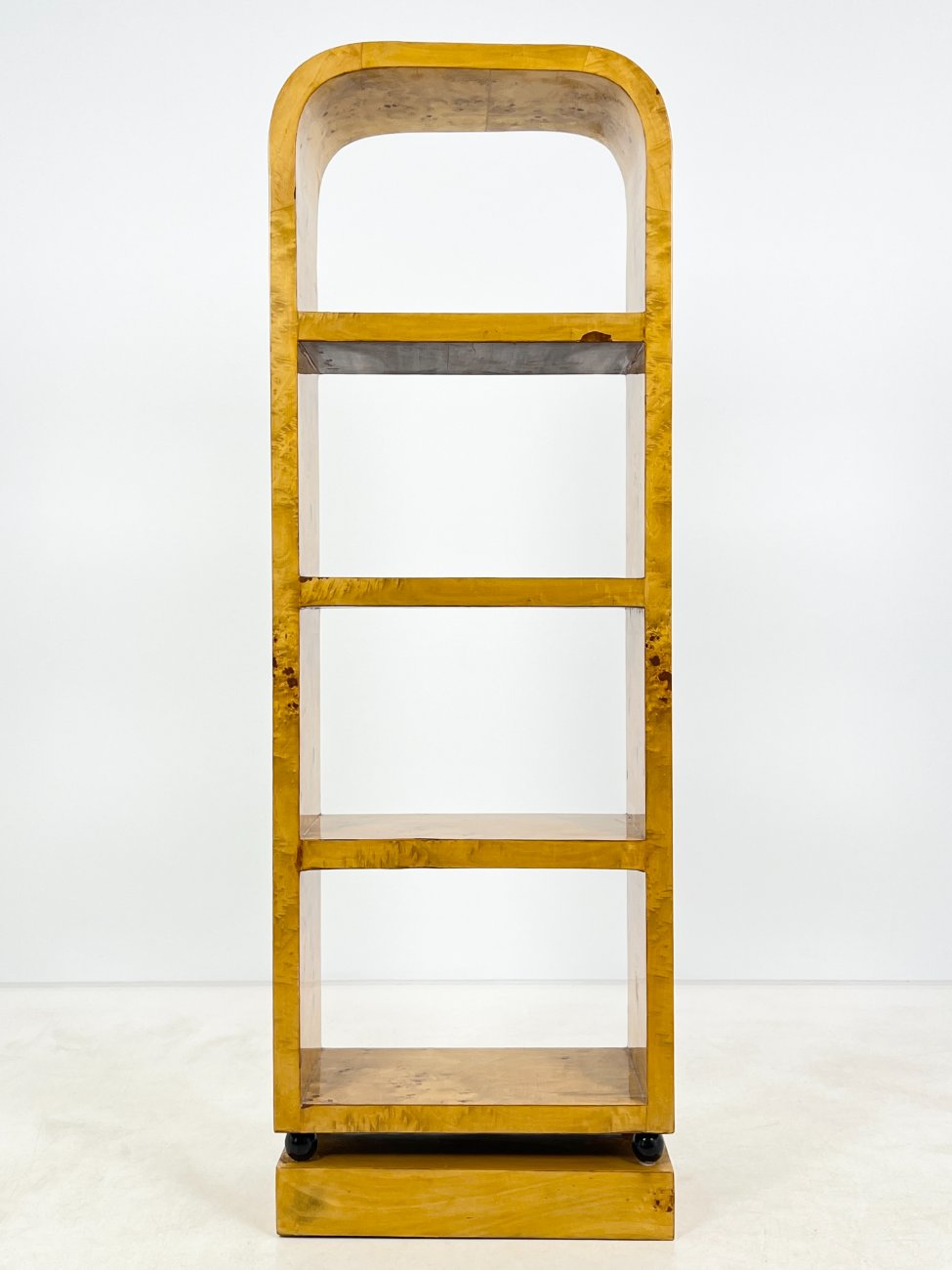 HF0424-lentynos-7 Art Deco stiliaus pastatoma riešutmedžio lukšto lentyna 30×60,5×178,5 cm