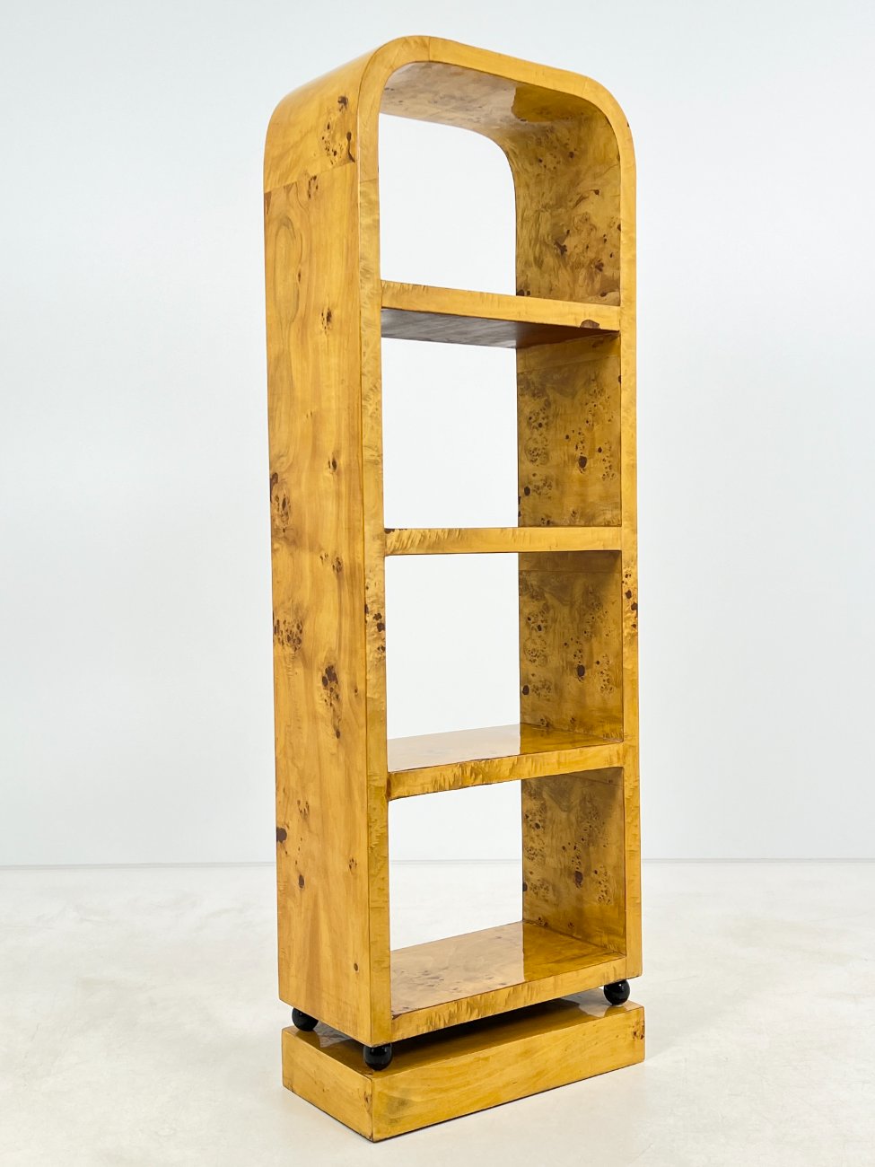 HF0424-lentynos-8 Art Deco stiliaus pastatoma riešutmedžio lukšto lentyna 30×60,5×178,5 cm