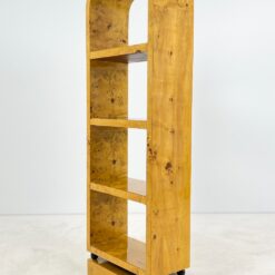 Art Deco stiliaus pastatoma riešutmedžio lukšto lentyna 30×60,5×178,5 cm