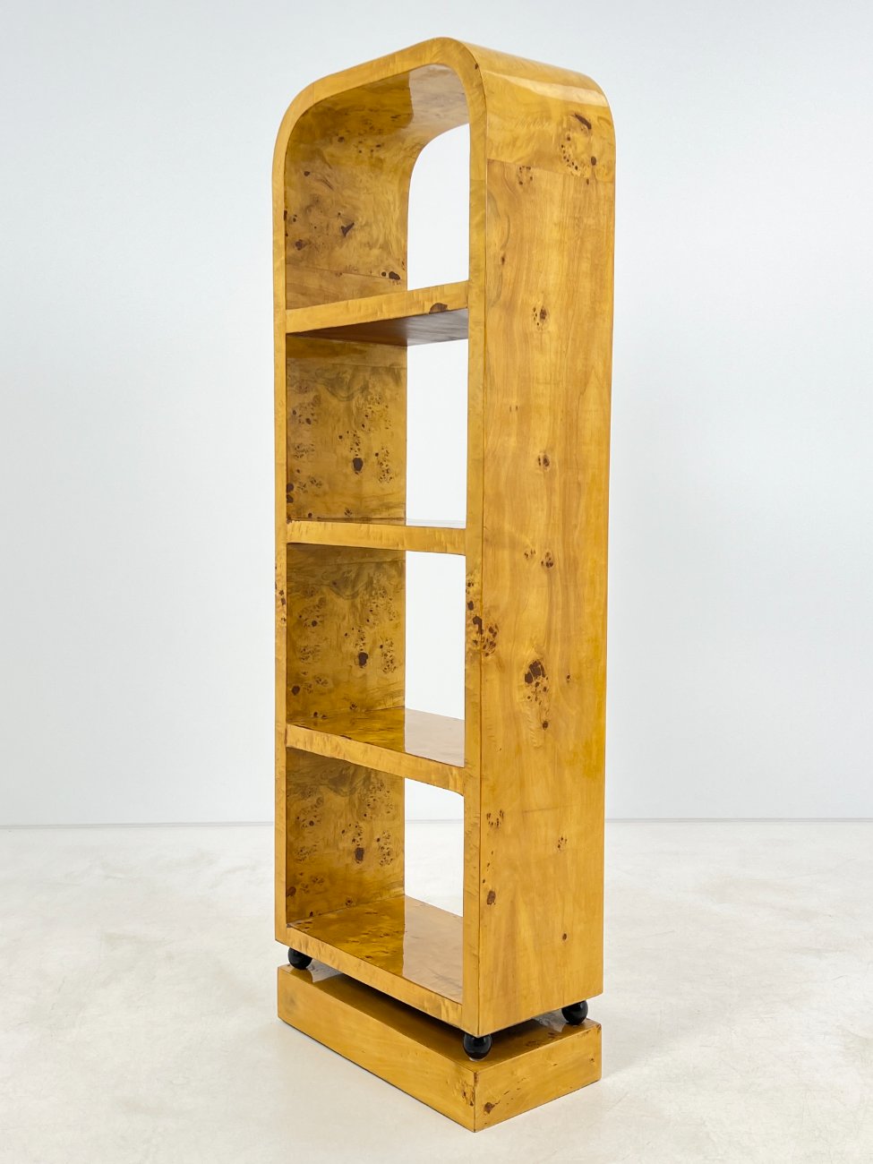 HF0424-lentynos-9 Art Deco stiliaus pastatoma riešutmedžio lukšto lentyna 30×60,5×178,5 cm