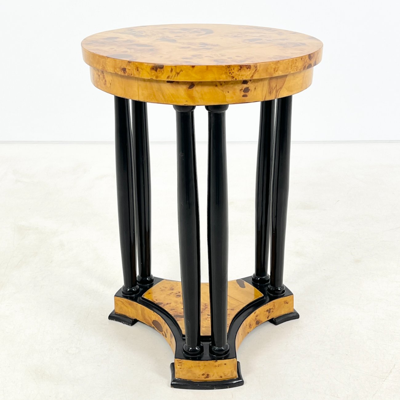 HF0425-stalai-0 Art deco stiliaus riešutmedžio lukšto koloninis staliukas 54x54x75,5 cm