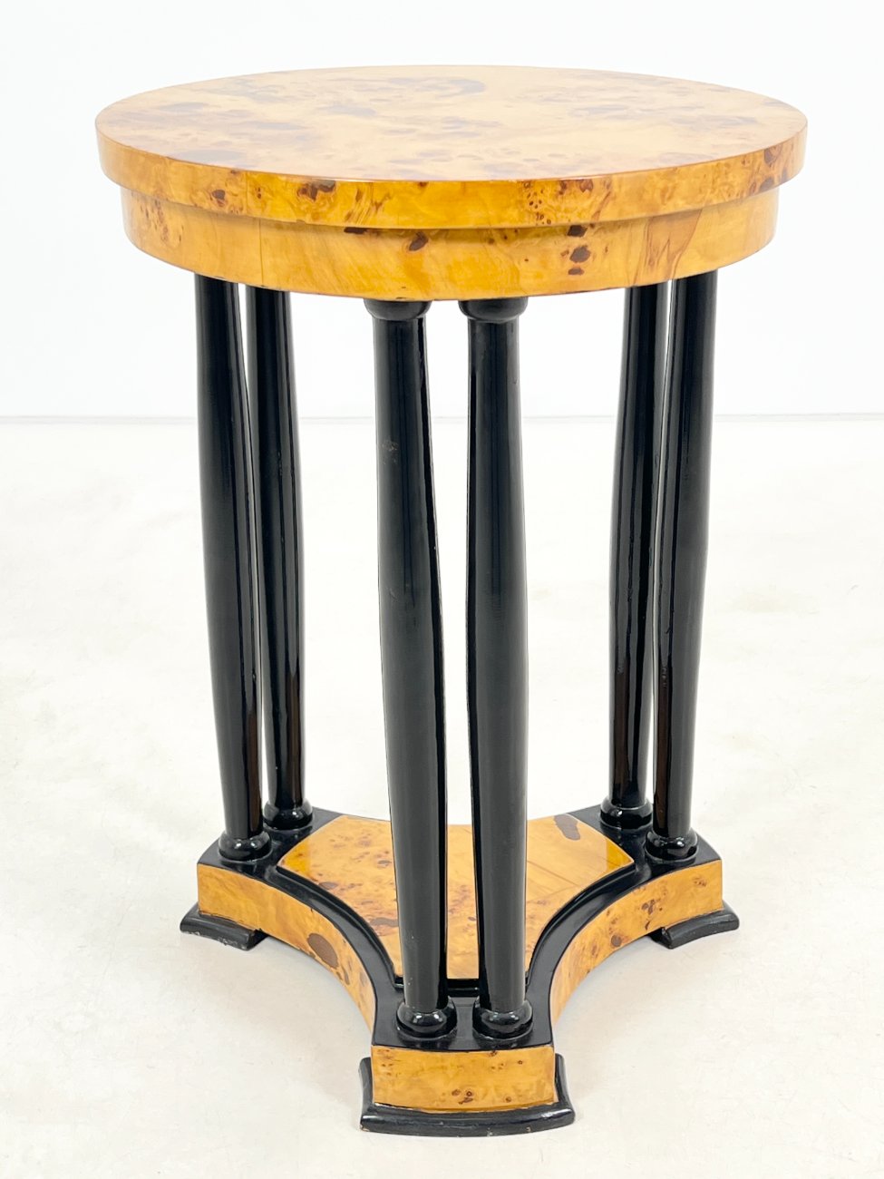 HF0425-stalai-1 Art deco stiliaus riešutmedžio lukšto koloninis staliukas 54x54x75,5 cm