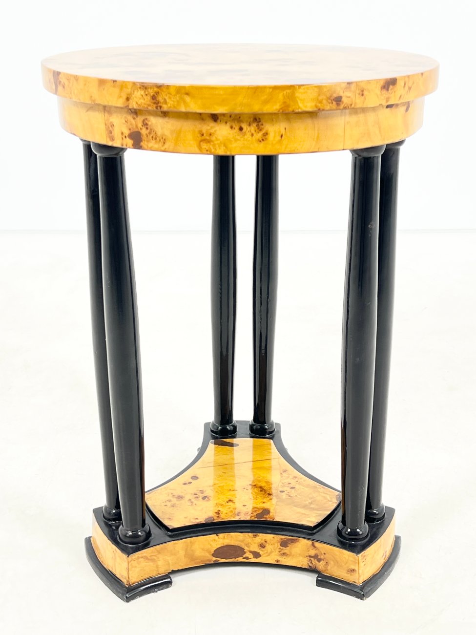 HF0425-stalai-4 Art deco stiliaus riešutmedžio lukšto koloninis staliukas 54x54x75,5 cm