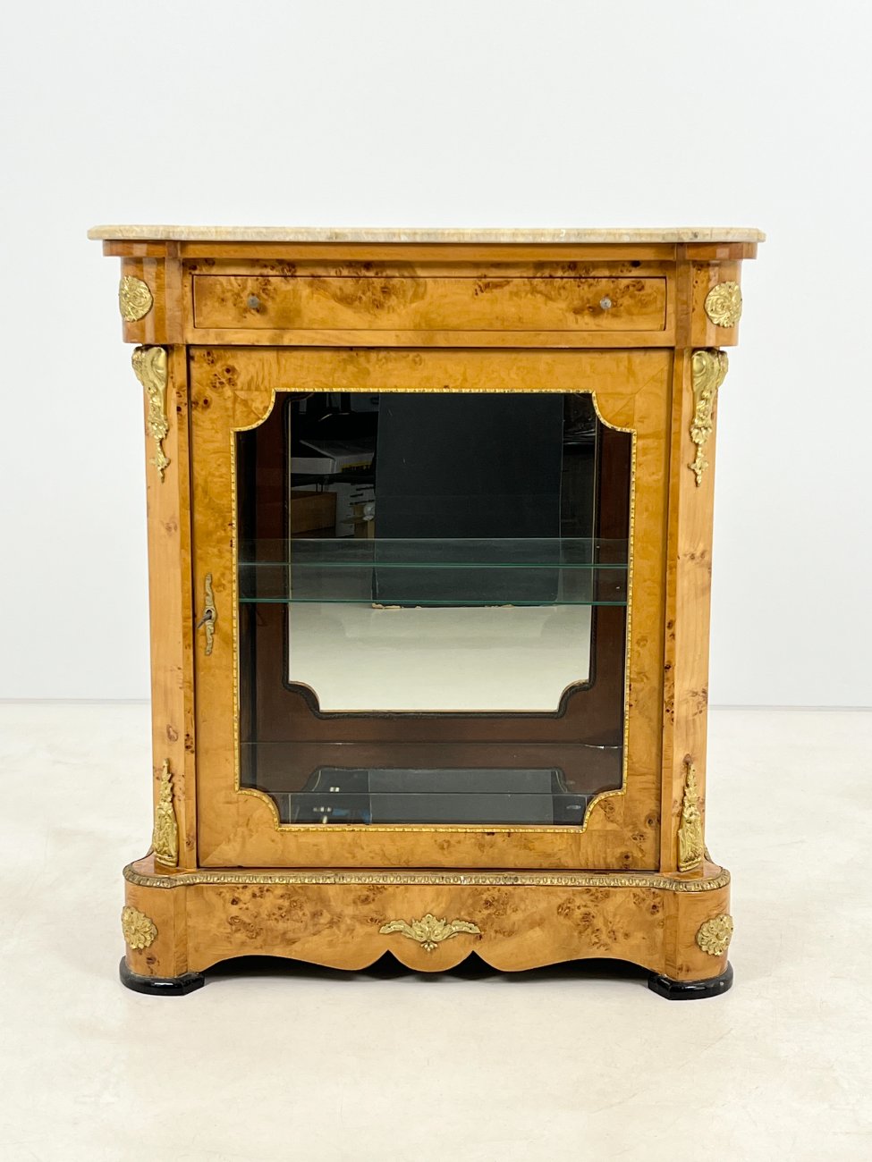 HF0426-komodos-1 Liudviko XV stiliaus komoda su akmeniu 44x92x106 cm