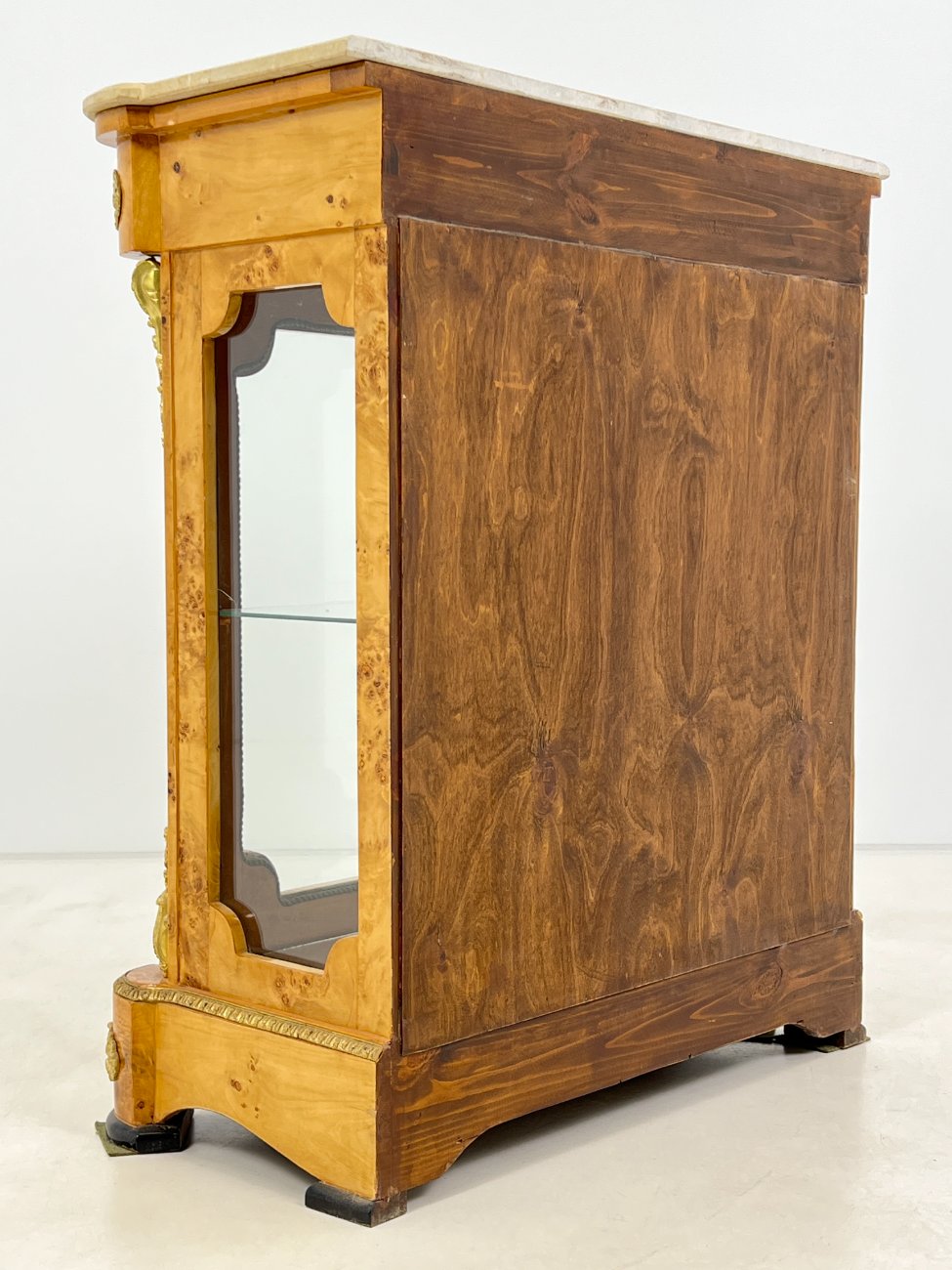 HF0426-komodos-10 Liudviko XV stiliaus komoda su akmeniu 44x92x106 cm