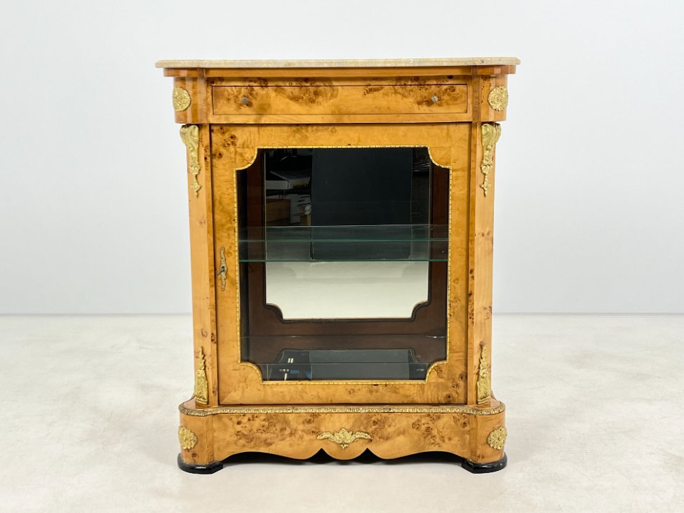 HF0426-komodos-2 Liudviko XV stiliaus komoda su akmeniu 44x92x106 cm