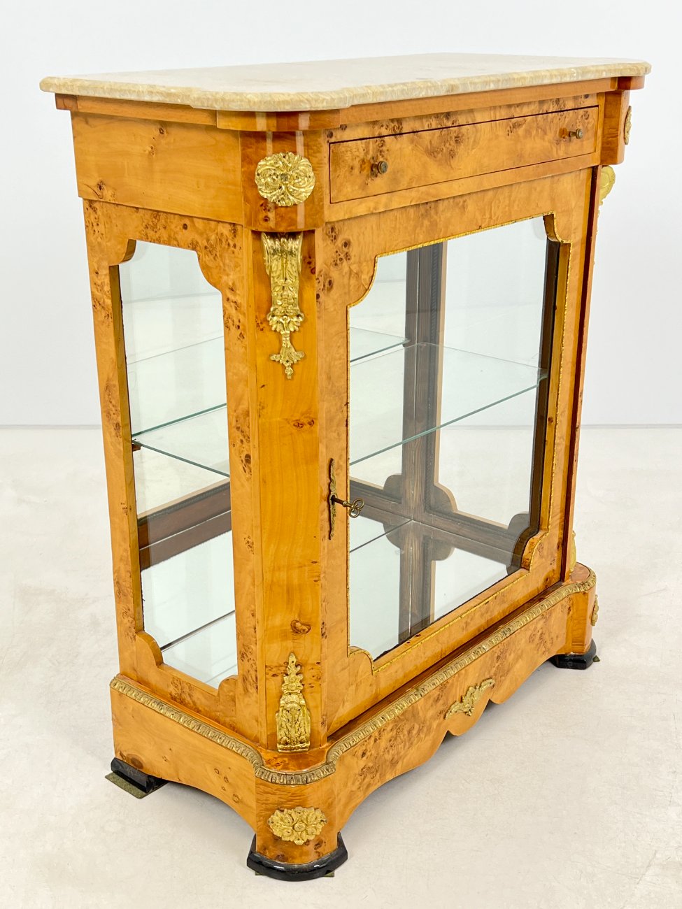 HF0426-komodos-3 Liudviko XV stiliaus komoda su akmeniu 44x92x106 cm