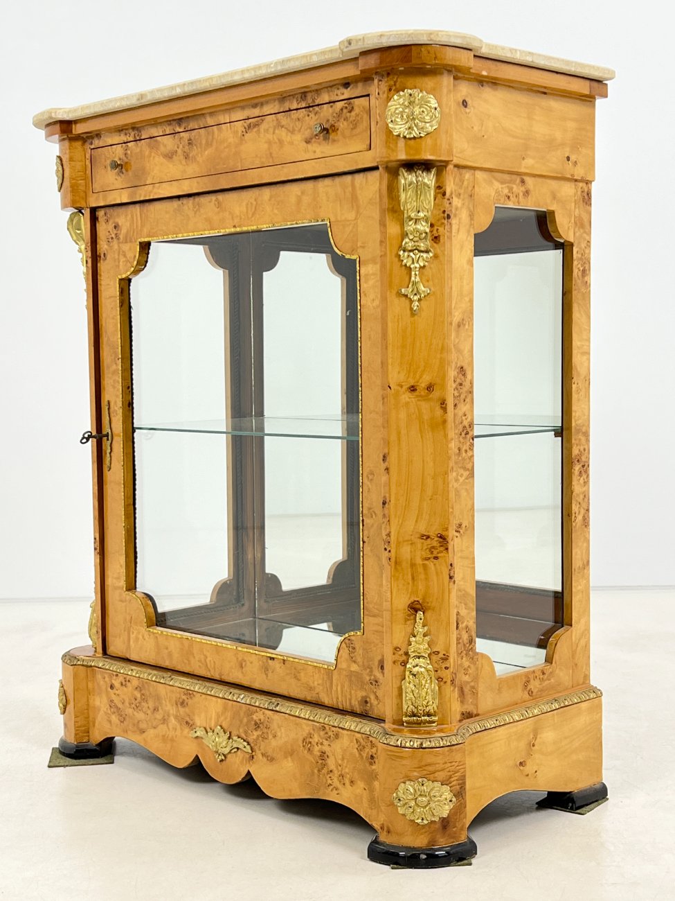 HF0426-komodos-4 Liudviko XV stiliaus komoda su akmeniu 44x92x106 cm