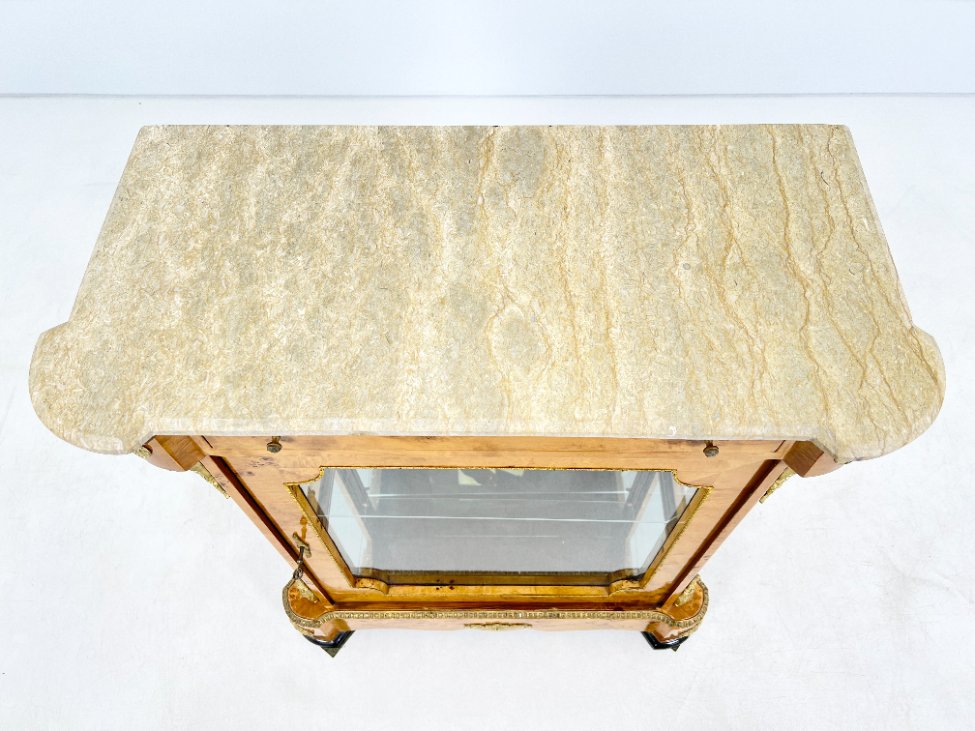 HF0426-komodos-5 Liudviko XV stiliaus komoda su akmeniu 44x92x106 cm