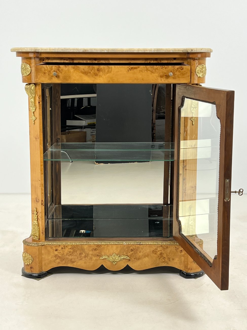 HF0426-komodos-6 Liudviko XV stiliaus komoda su akmeniu 44x92x106 cm