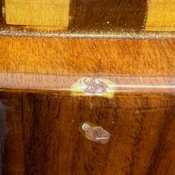 Art Deco stiliaus apvalus riešutmedžio lukšto staliukas 60x60x59 cm