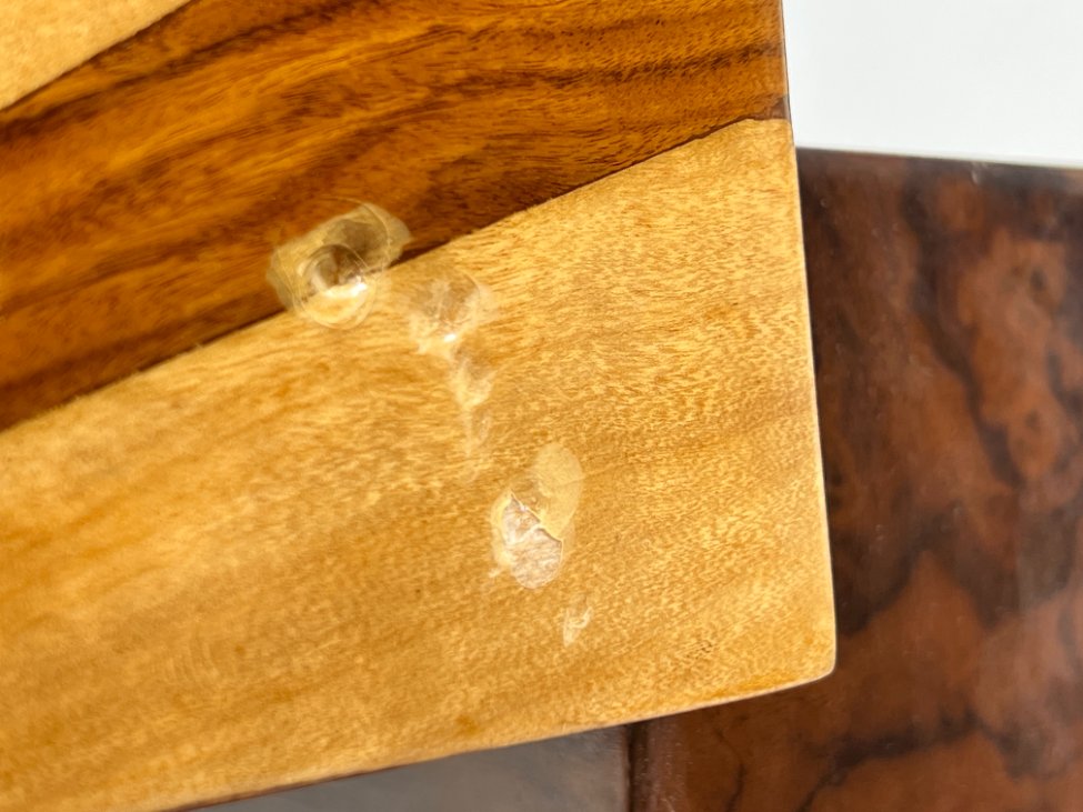 HF0444-spinteles-12 Art deco stiliaus riešutmedžio spintelės 2 vnt. Komplektas 40x50x74 cm