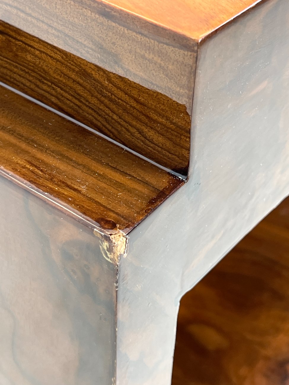 HF0444-spinteles-13 Art deco stiliaus riešutmedžio spintelės 2 vnt. Komplektas 40x50x74 cm