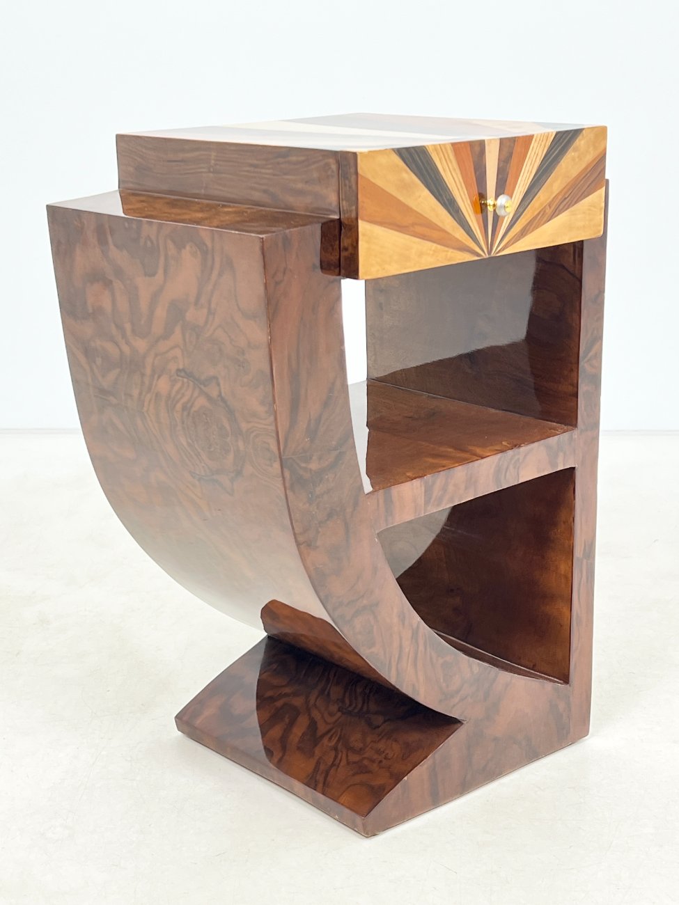 HF0444-spinteles-4 Art deco stiliaus riešutmedžio spintelės 2 vnt. Komplektas 40x50x74 cm