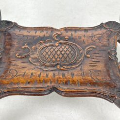 Senovinis ąžuolinis drožinėtas staliukas su lentynėle 50x60x75 cm