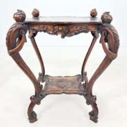 Senovinis ąžuolinis drožinėtas staliukas su lentynėle 50x60x75 cm