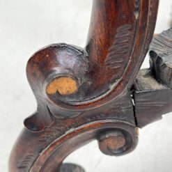 Senovinis ąžuolinis drožinėtas staliukas su lentynėle 50x60x75 cm