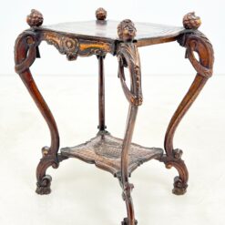 Senovinis ąžuolinis drožinėtas staliukas su lentynėle 50x60x75 cm