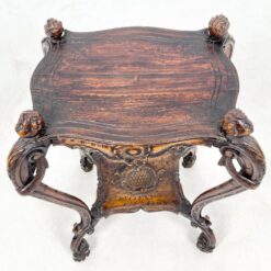 Senovinis ąžuolinis drožinėtas staliukas su lentynėle 50x60x75 cm