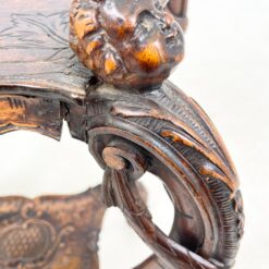 Senovinis ąžuolinis drožinėtas staliukas su lentynėle 50x60x75 cm