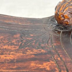 Senovinis ąžuolinis drožinėtas staliukas su lentynėle 50x60x75 cm