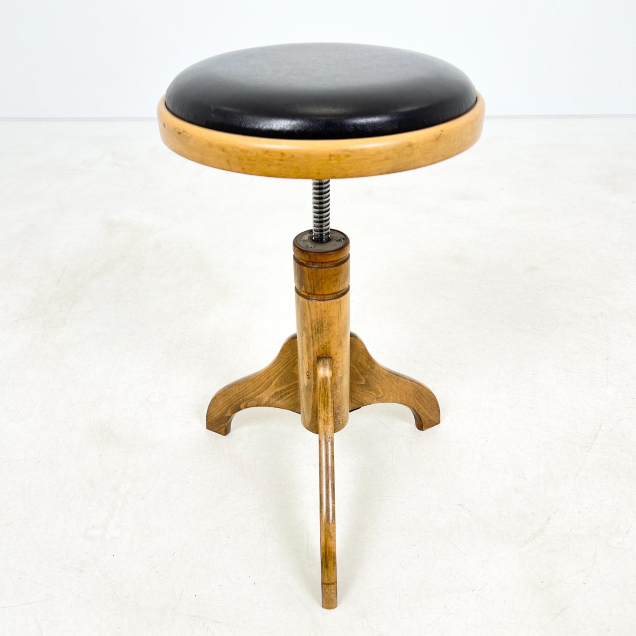 HK1027-kedes-0 Vintažinė medinė reguliuojamo aukščio pianino kėdutė su eko oda 37x37x47(+15) cm