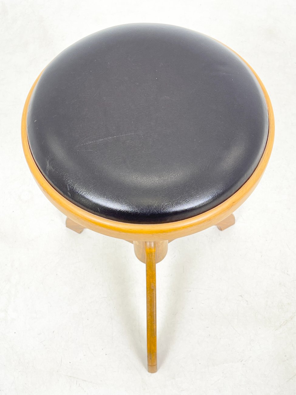 HK1027-kedes-3 Vintažinė medinė reguliuojamo aukščio pianino kėdutė su eko oda 37x37x47(+15) cm