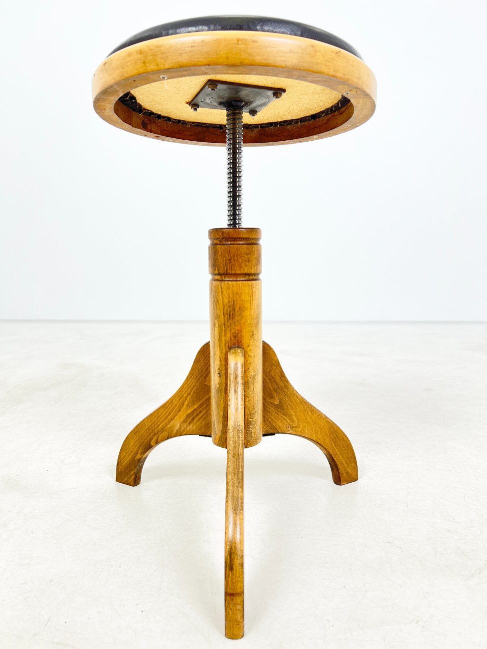 HK1027-kedes-4 Vintažinė medinė reguliuojamo aukščio pianino kėdutė su eko oda 37x37x47(+15) cm