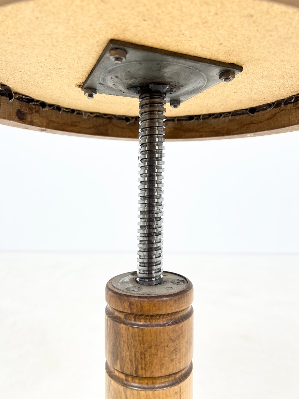 HK1027-kedes-5 Vintažinė medinė reguliuojamo aukščio pianino kėdutė su eko oda 37x37x47(+15) cm