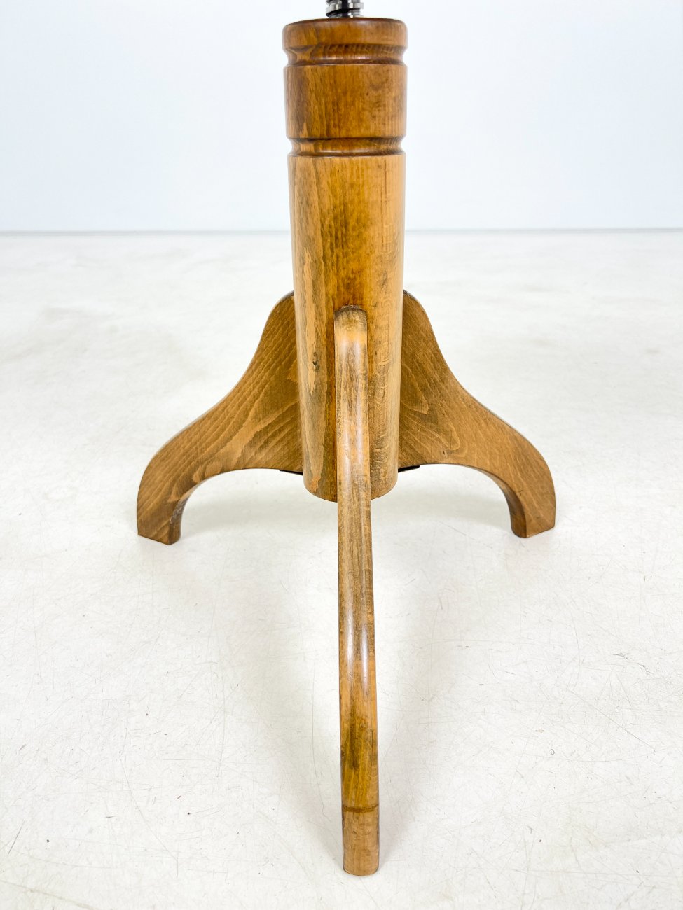 HK1027-kedes-6 Vintažinė medinė reguliuojamo aukščio pianino kėdutė su eko oda 37x37x47(+15) cm