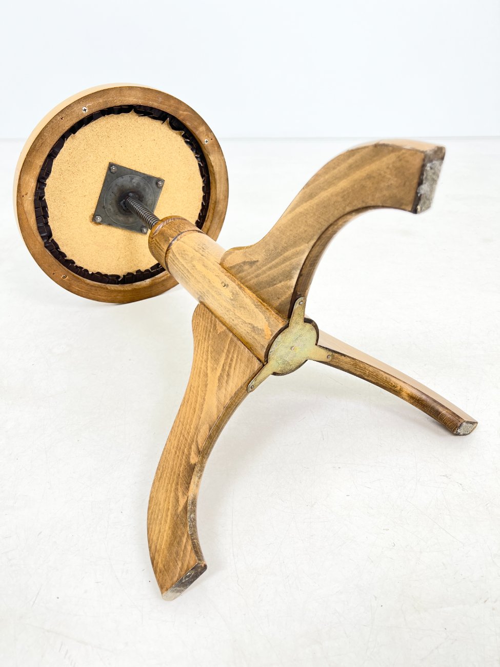 HK1027-kedes-7 Vintažinė medinė reguliuojamo aukščio pianino kėdutė su eko oda 37x37x47(+15) cm