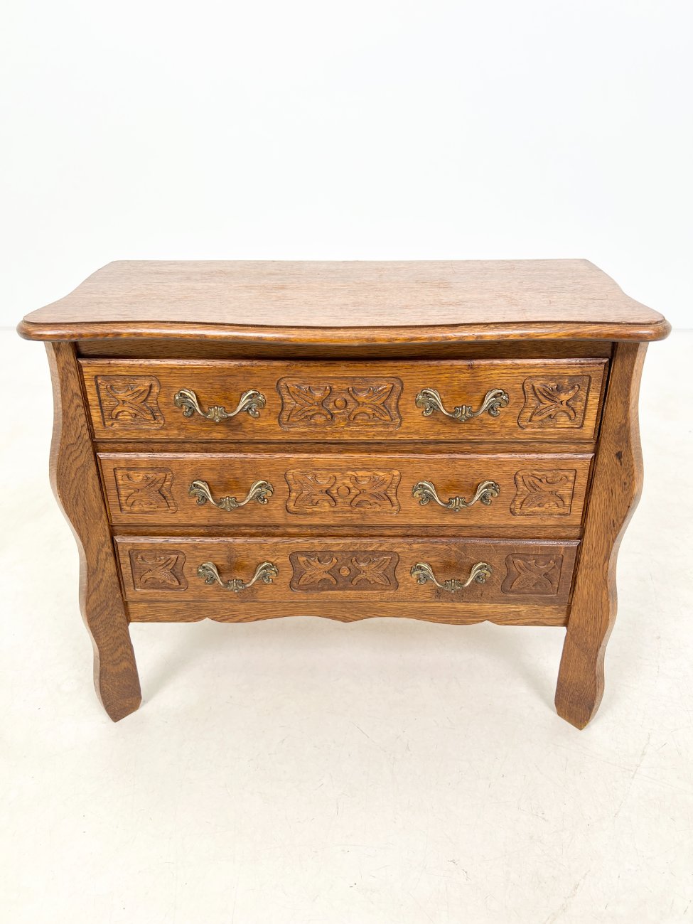 HK1028-komodos-1 Ąžuolinė trijų stalčių komodėlė 34x67x54,5 cm