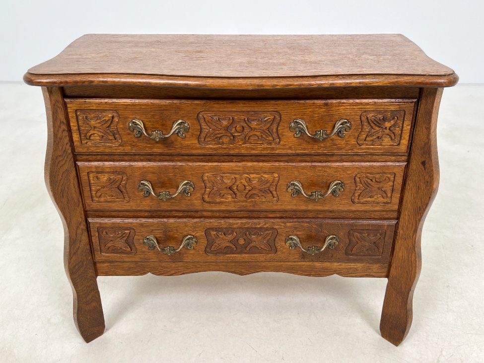 HK1028-komodos-2 Ąžuolinė trijų stalčių komodėlė 34x67x54,5 cm