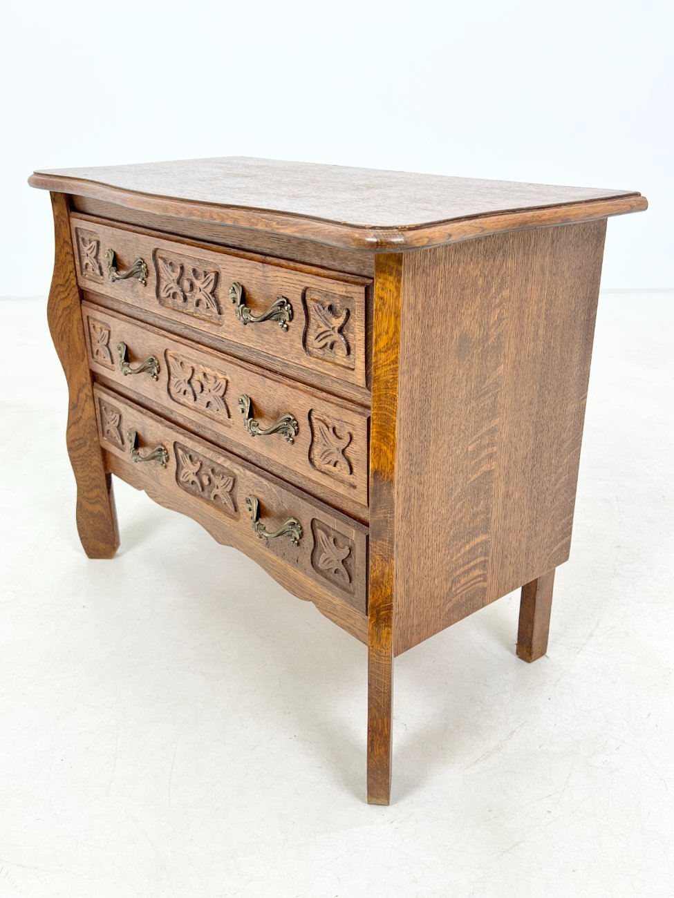 HK1028-komodos-5 Ąžuolinė trijų stalčių komodėlė 34x67x54,5 cm