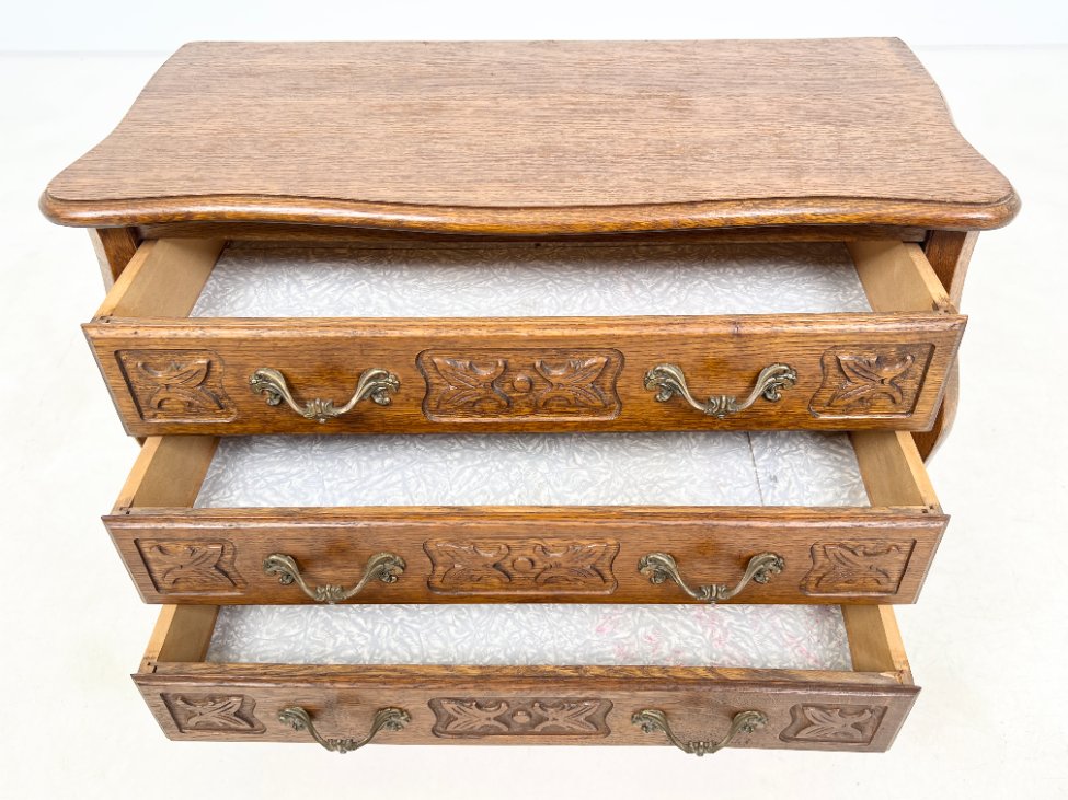 HK1028-komodos-7 Ąžuolinė trijų stalčių komodėlė 34x67x54,5 cm