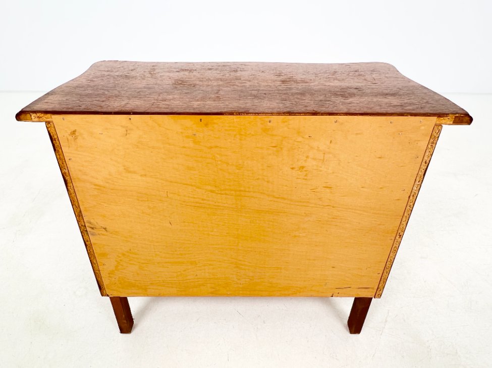 HK1028-komodos-9 Ąžuolinė trijų stalčių komodėlė 34x67x54,5 cm