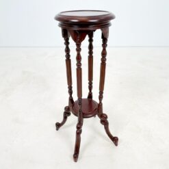 Raudonmedžio staliukas - kolona su lentynėle 42x43x76,5 cm